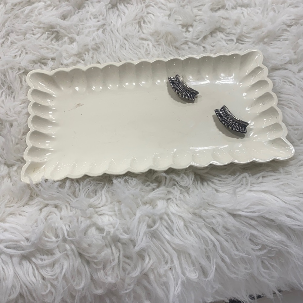 Vanity tray with glass eyelashes